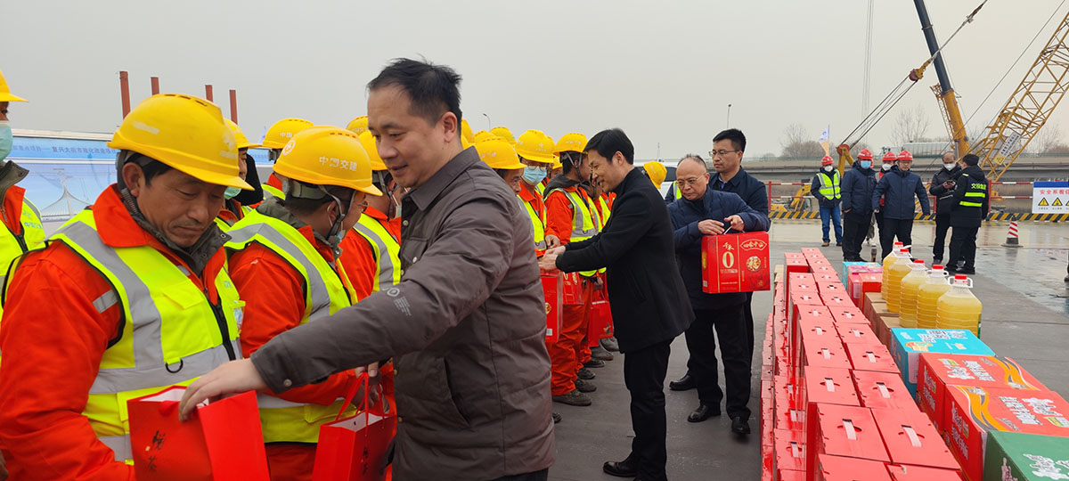 市總工會(huì)領(lǐng)導(dǎo)到復(fù)興大街和北三環(huán)市政化改造項(xiàng)目施工現(xiàn)場(chǎng)開展“送溫暖”慰問活動(dòng)