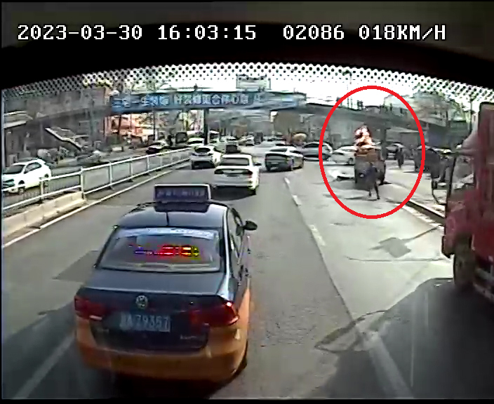路遇車輛起火 公交車長(zhǎng)臨危不亂秒變“消防員”