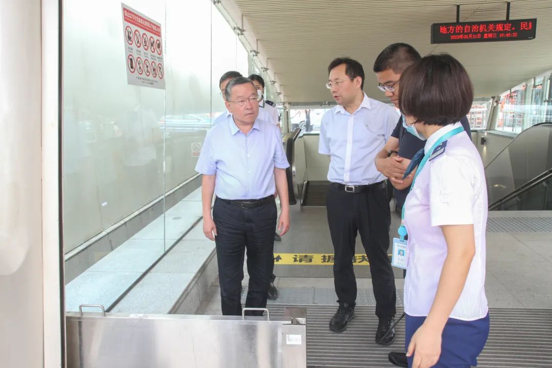 交投集團主要領(lǐng)導(dǎo)到地鐵檢查督導(dǎo)防汛工作
