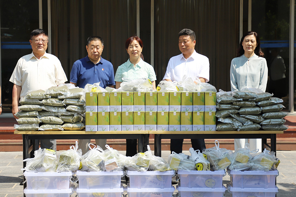市總工會副主席吳麗娟到市公交集團(tuán)五公司開展夏日“送清涼”慰問活動