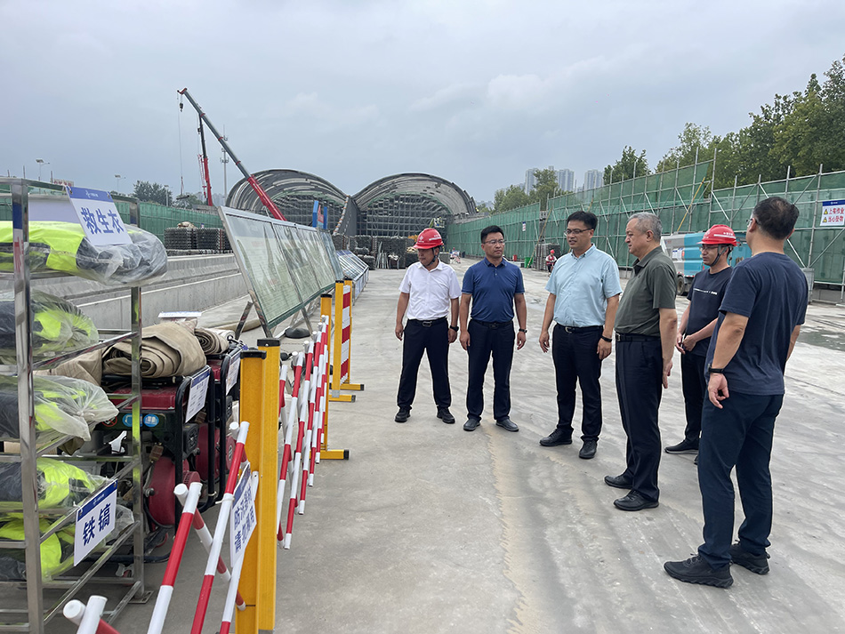副市長鄭巍調(diào)研檢查復(fù)興大街市政化改造項(xiàng)目防汛工作
