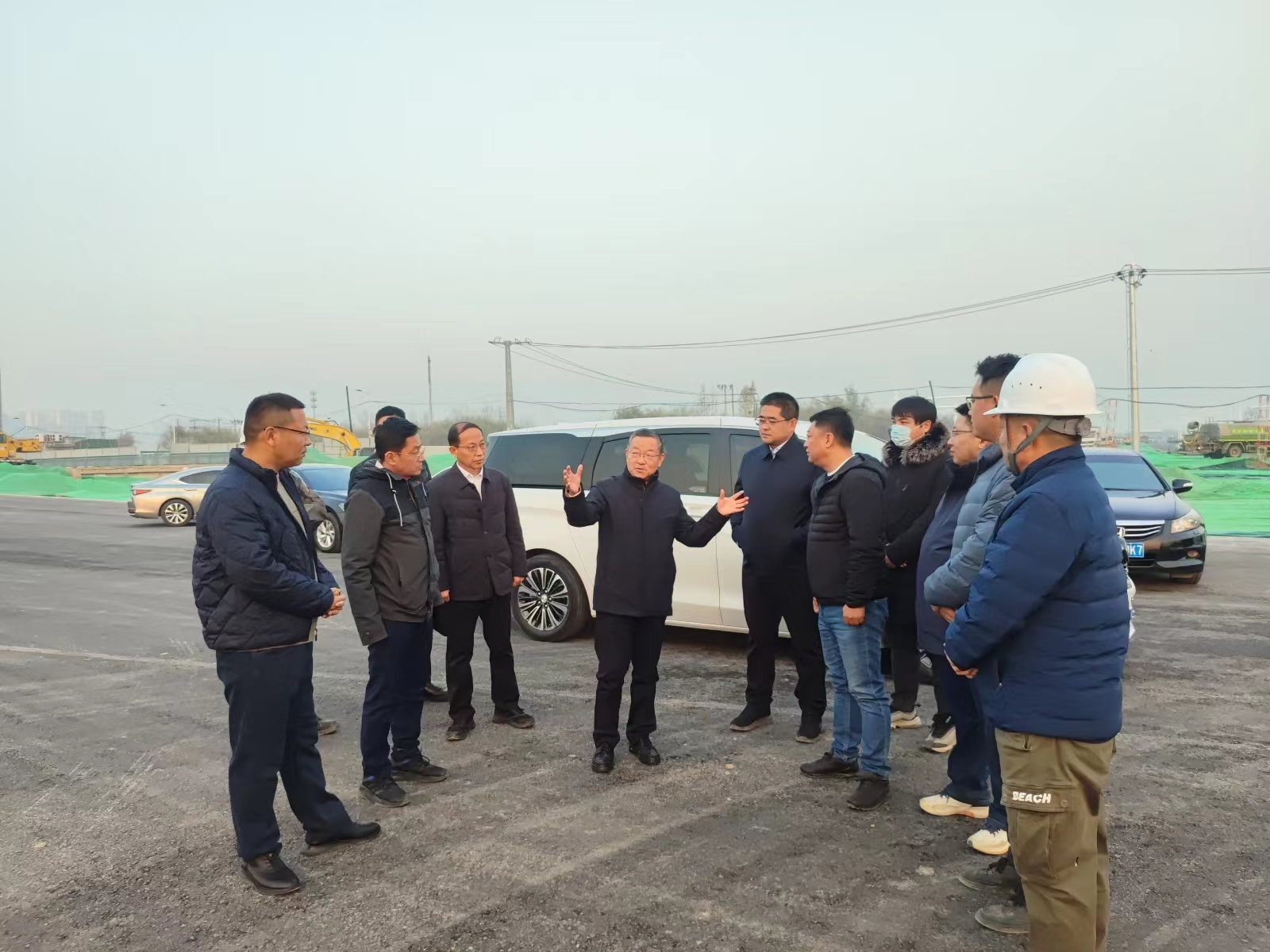 交投集團主要領導赴東南三環(huán)片區(qū)建華大街、倉寧路項目調研指導大氣污染防治相關工作